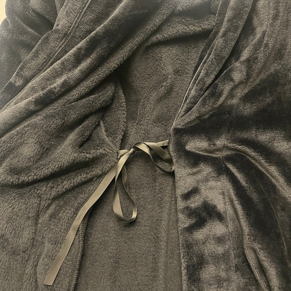 Size M/L Victoria’s Secret black plush soft fuzzy robe

#7 - Picture 6 of 7